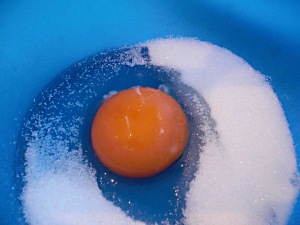 яйцо с сахаром