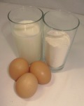 мука в стакане, молоко в стакане, 3 яйца